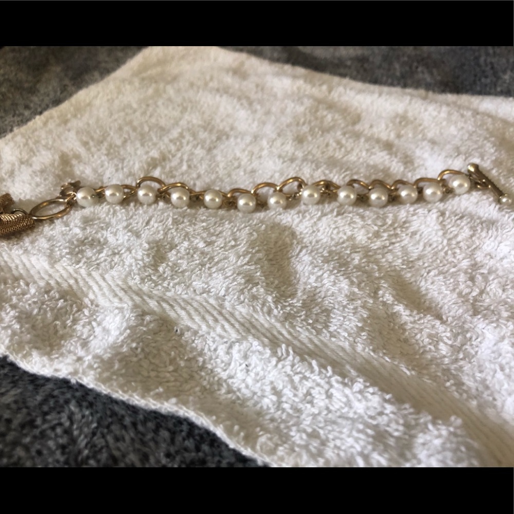 Pearl bracelet with bow